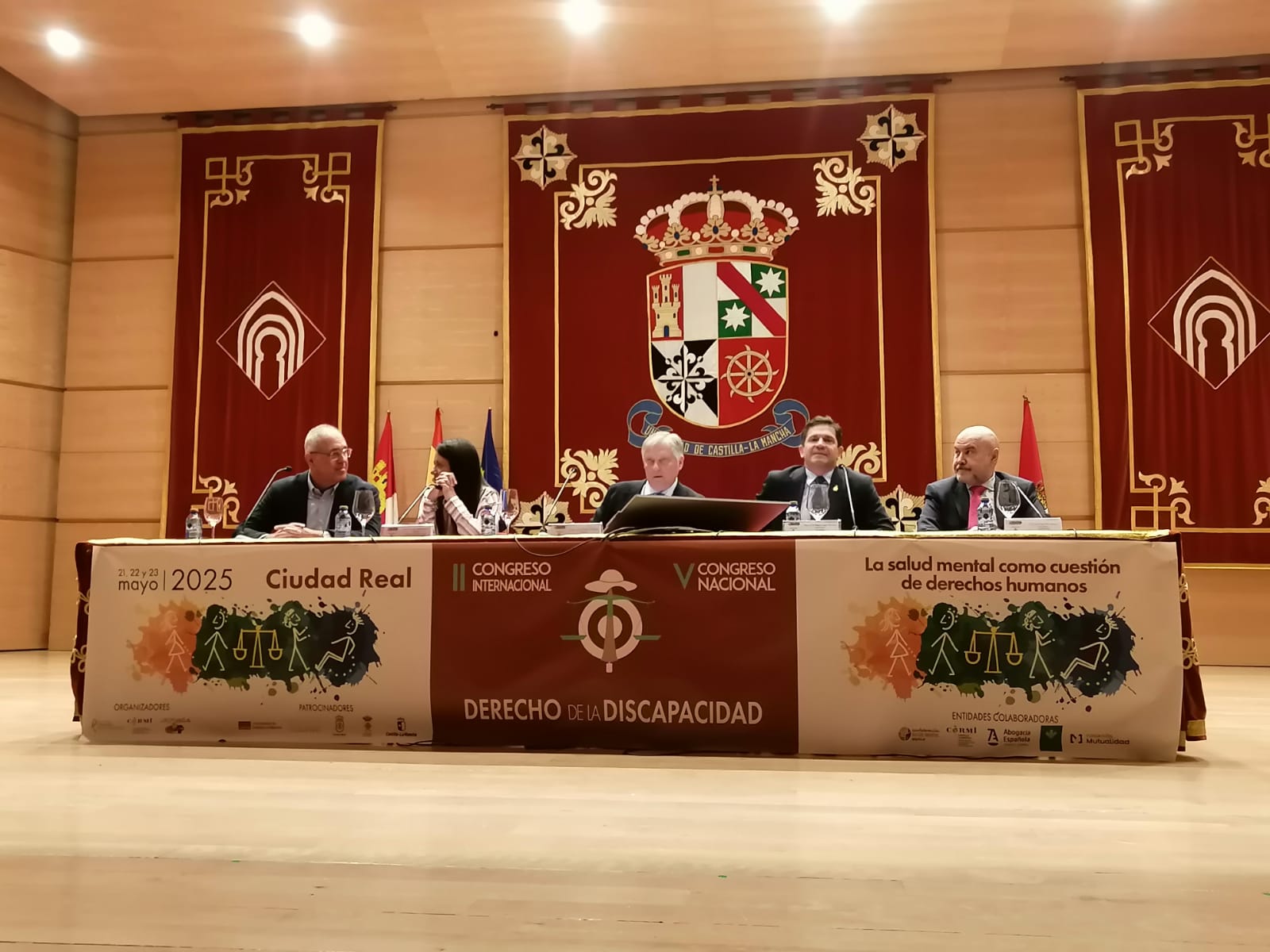 Imagen de la mesa del V Congreso V Nacional y II Internacional de Derecho de la Discapacidad
