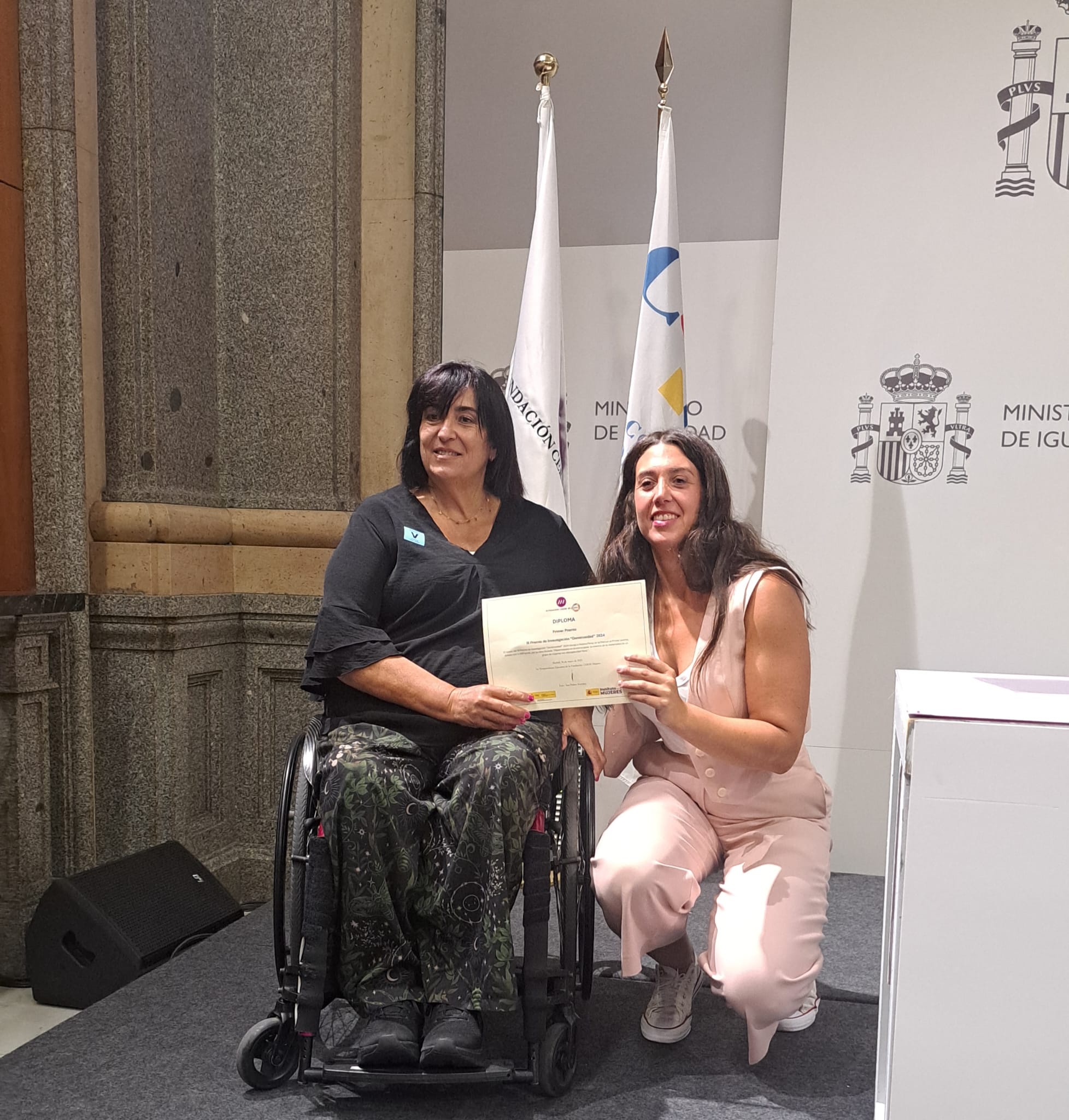 Imagen de Mayte Gallego entregando el premio generosidad a Helena Pérez de la Merced