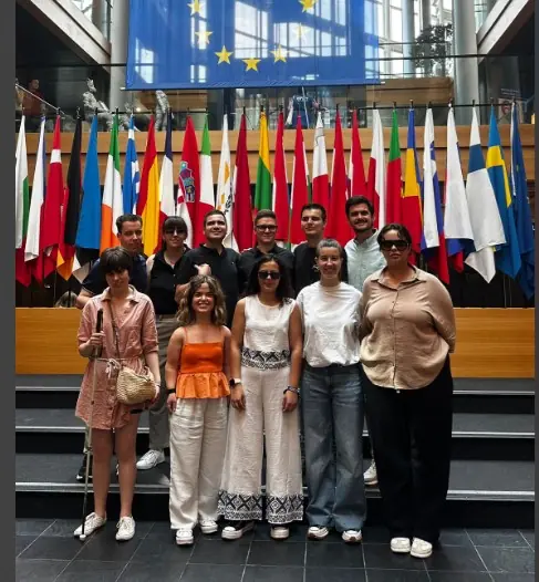 Imagen de la Delegación del CERMI ante del Parlamento Europeo, en su sede de Estrasburgo, Francia, con Marina Gaspar Erburu (segunda a la izquierda, primera fila)
