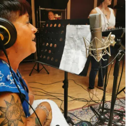 Gemma pertenece al coro de afrogospel Vozncolor, en la imagen se la ve cantandO