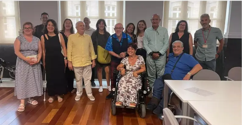 Gemma Mas rodeada por representantes del movimiento de la discapacidad de Valencia