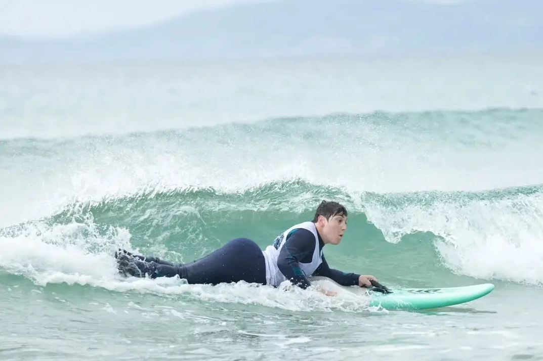 Imagen de Anna Ortiz Sanchís surfeando
