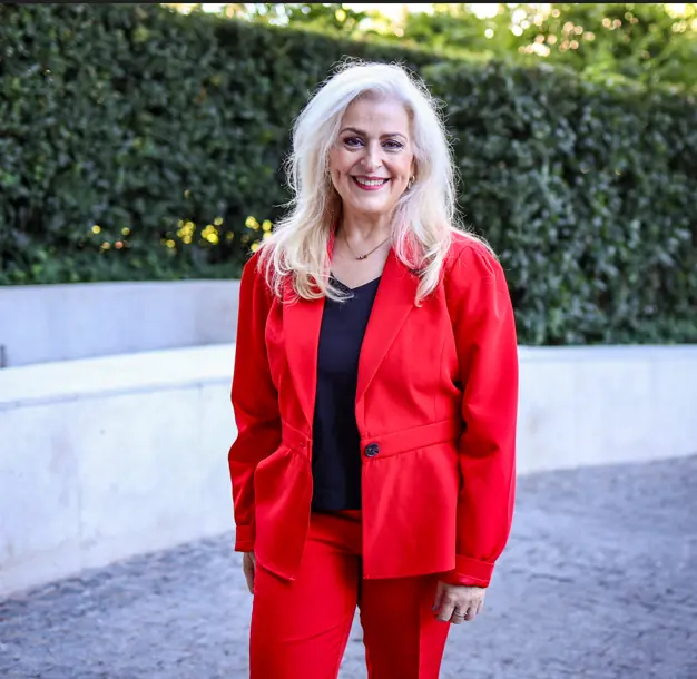 Imagen Ana Lima, de pie, con traje rojo