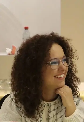 Primer plano de Marta Castillo sonriente, presidenta de CERMI Andalucía.