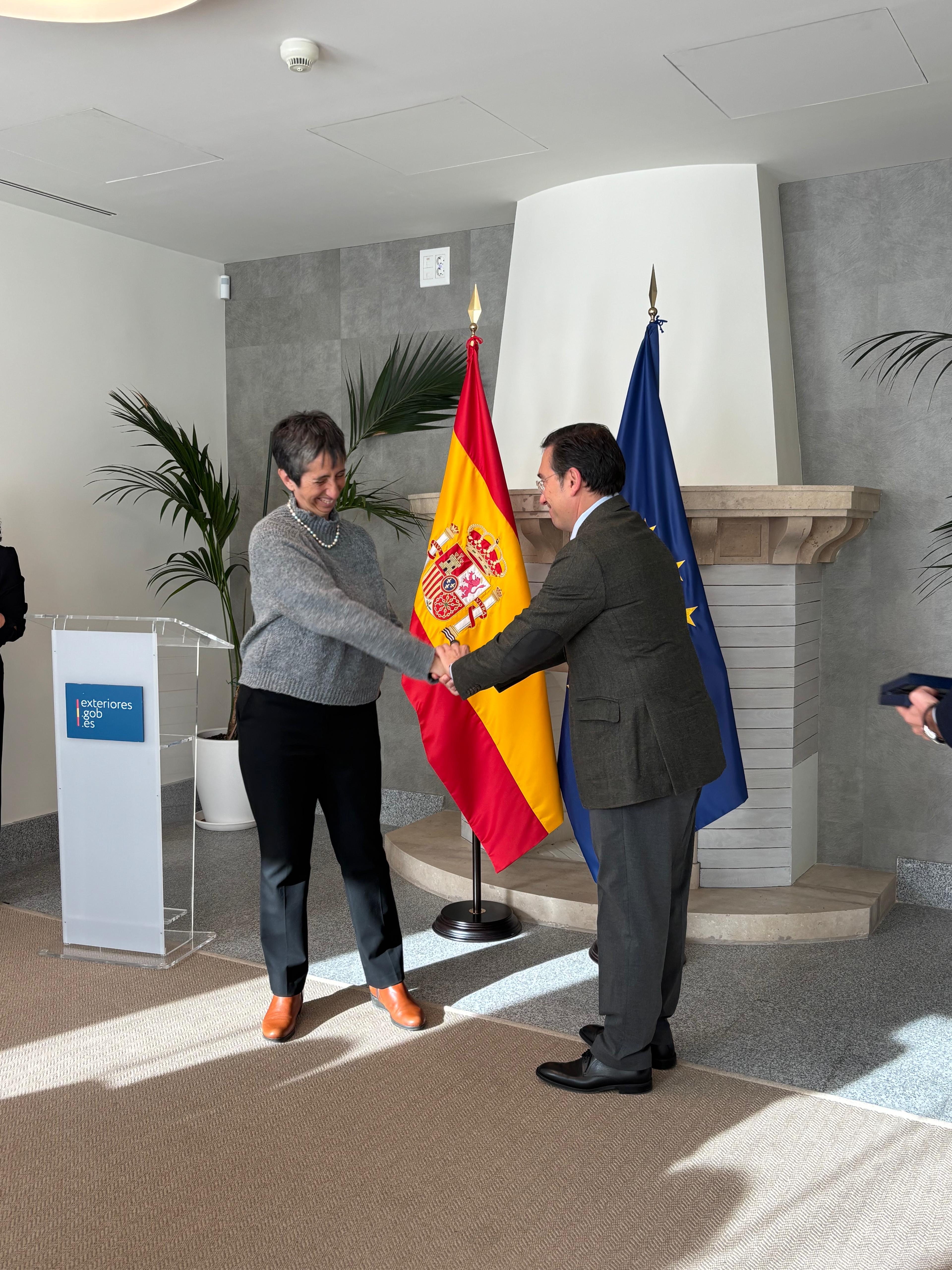 Imagen del ministro Albarés haciendo la entrega de la Placa de Honor a FCM, la recoge Concha Díaz, presidenta de la entidad