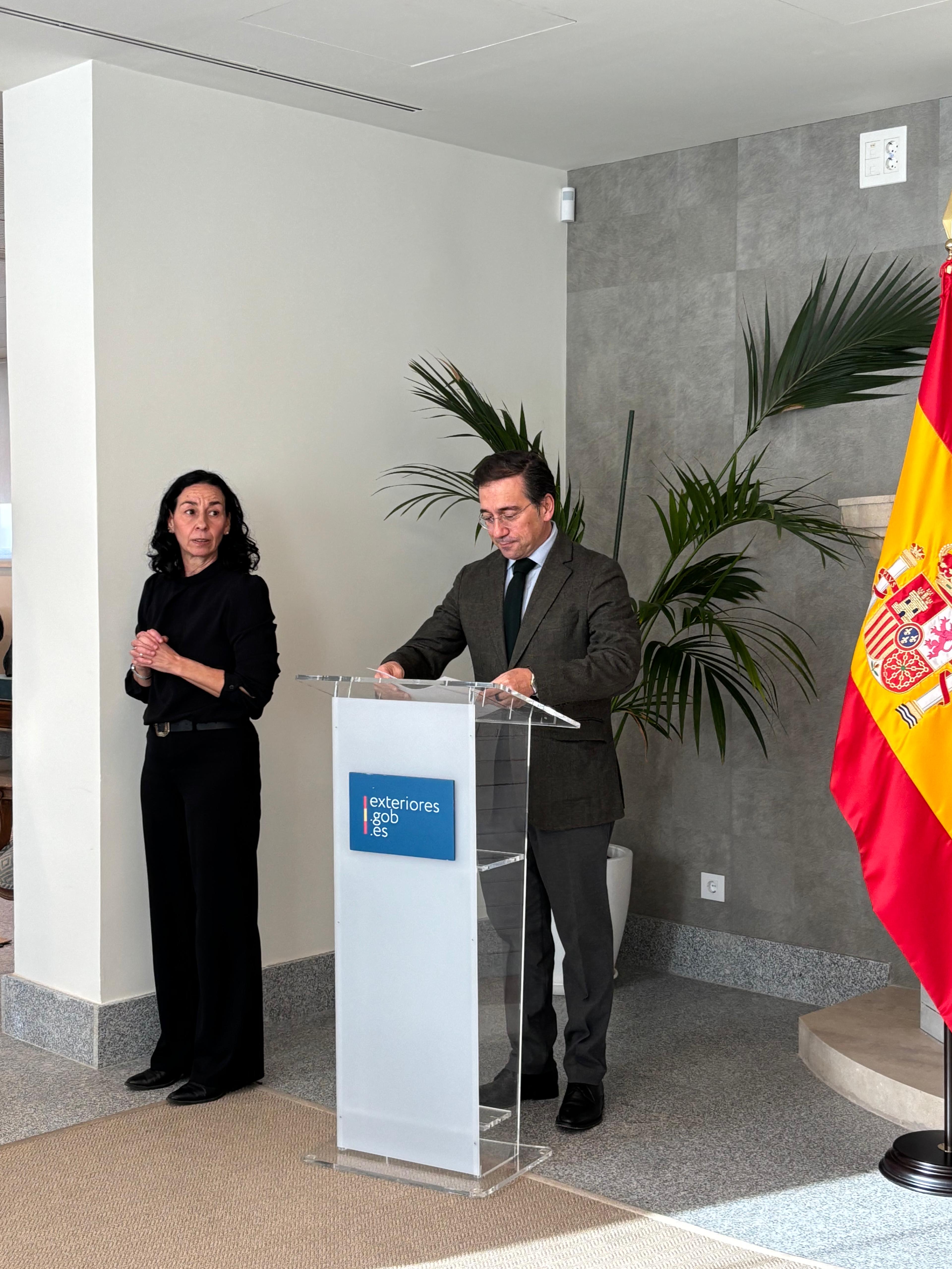 Imagen del ministro Albarés dando el discurso