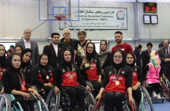 Semin, en el centro de la imagen, junto a la capitana, que sostiene la copa.