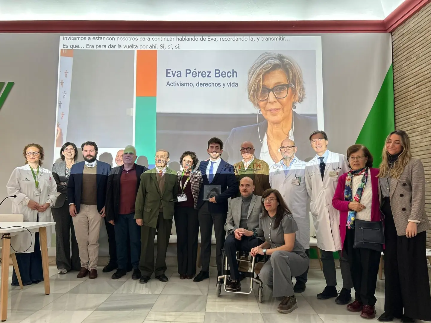 Imagen del hijo de Eva Pérez, Fernando García -en el centro- acompañado tras recibir el premio, por el movimiento social de la discapacidad, y su familia de COCEMFE, FNETH.