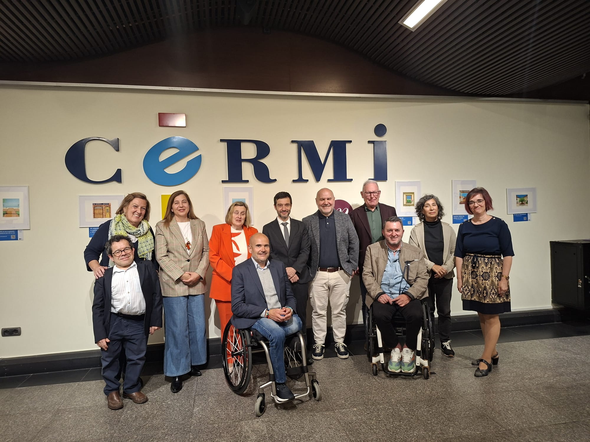 Fotografía de familia con el Ministro y Director PcD con representantes del CERMI
