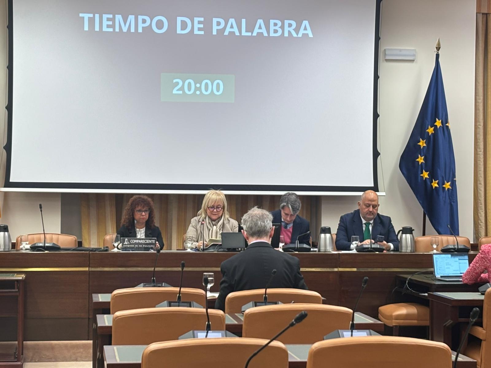 Imagen de la sala donde comparece Marta Castillo. Ella se encuentra sentada en primer lugar (empezando por la izquierda) en la mesa presidencial