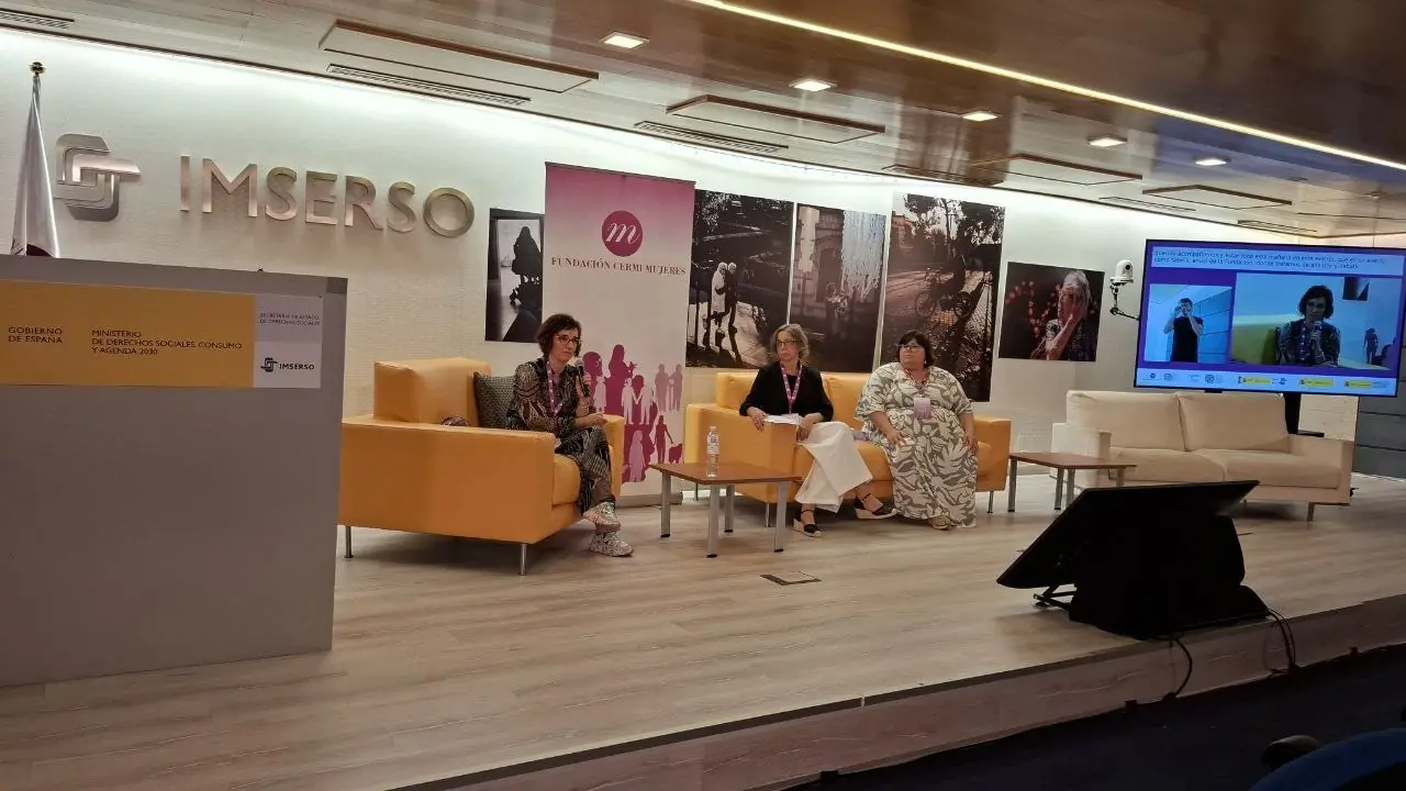 Imagen de la IX Conferencia Sectorial. Aparece Pilar Villarino, Mercedes Ramón y Carola López