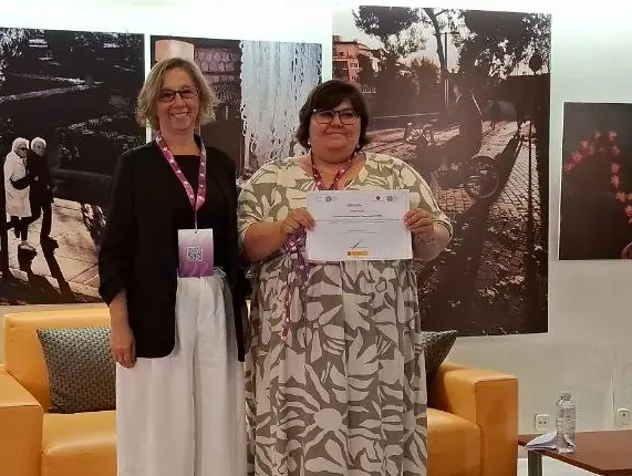 Imagen de la entrega del premio de investigación Generosidad a Carola López. Aparece Mercedes Ramón y Carola López