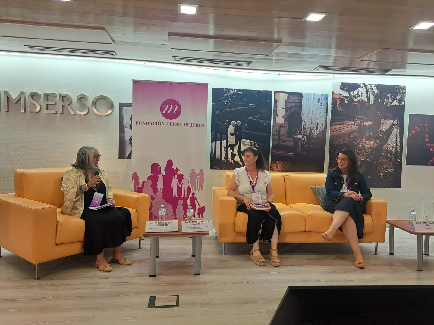 Imagen de la mesa de las madres cuidadoras. Aparece Mari Luz Sanz, Mari Carmen La Osa y Marta Iglesias