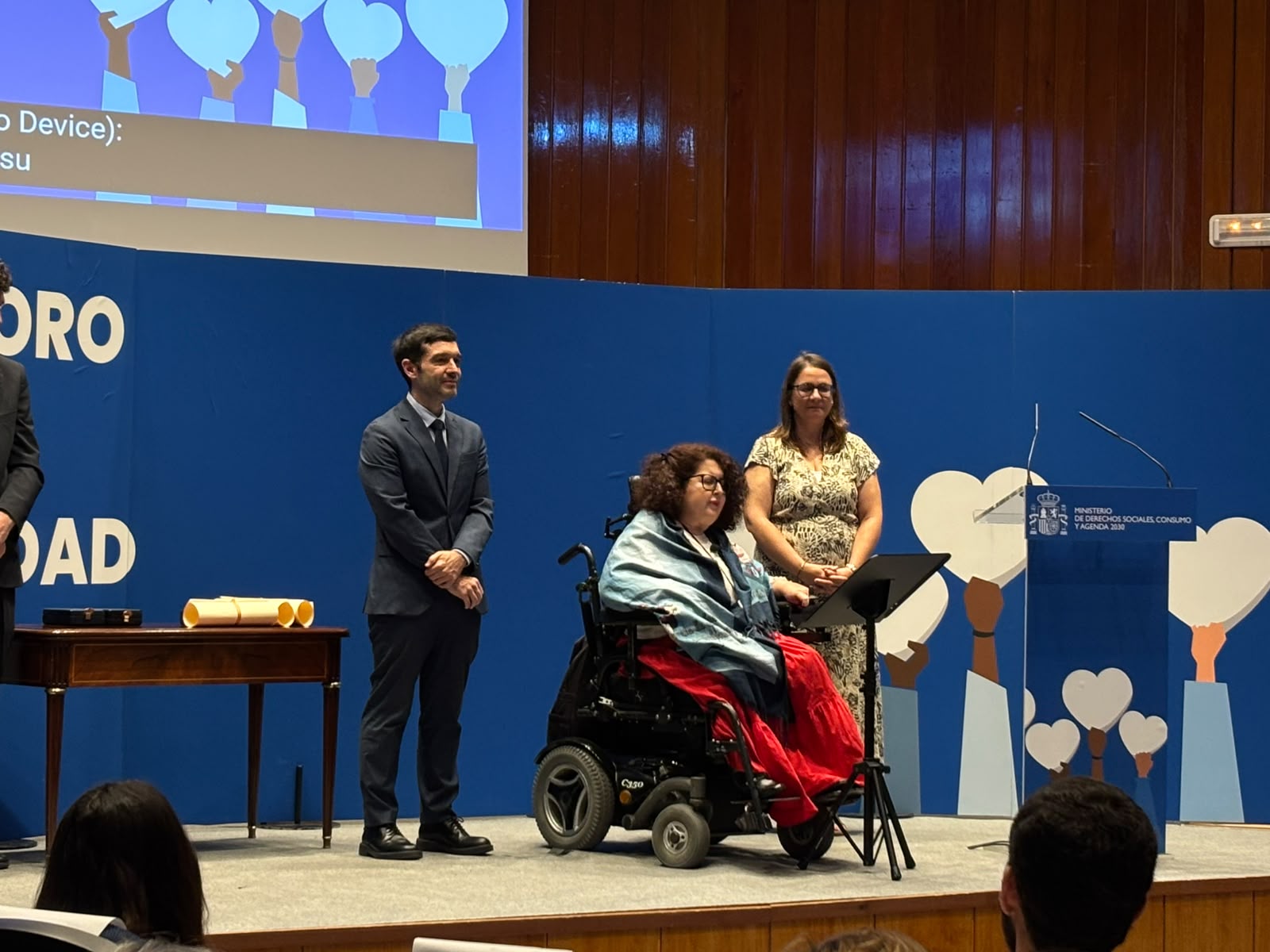 Imagen de Noelia junto al ministro