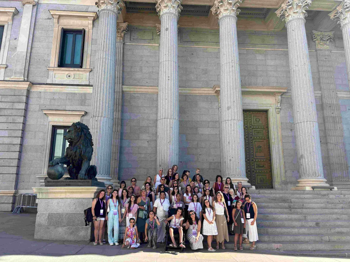 Imagen de familia de niñas y adolescentes y madres, a las puertas del Congreso de los diputados