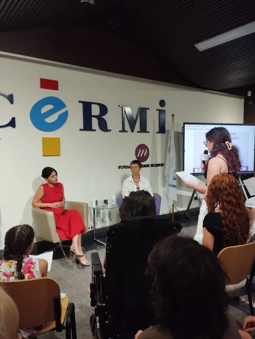 Imagen de Sara Vallejo leyendo la declaración ante la mirada de la ministra Sira Rego
